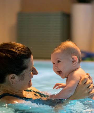 Baby 3-6 Monate schwimmen mit Mama Swim2grow Innen