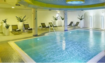 Spielerisch Schwimmen lernen in kleinen Gruppen und familiärer Atmosphäre. In Frankfurt-Niederrad finden unsere Schwimmkurse im Dorint Hotel statt.
