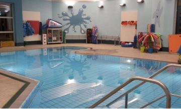 Spielerisch Schwimmen lernen in kleinen Gruppen und familiärer Atmosphäre. In Hanau finden unsere Schwimmkurse in der Martin Luther Stiftung statt.