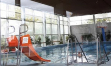 Spielerisch Schwimmen lernen in kleinen Gruppen und familiärer Atmosphäre. In Hochheim finden unsere Schwimmkurse im Hallenbad Hochheim statt.