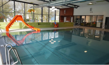 Spielerisch Schwimmen lernen in kleinen Gruppen und familiärer Atmosphäre. In Solingen-Demmelrath finden unsere Schwimmkurse im Familienbad Vogelsang statt.