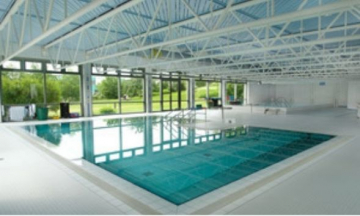 Spielerisch Schwimmen lernen in kleinen Gruppen und familiärer Atmosphäre. In Tübingen finden unsere Schwimmkurse in der BG Klinik statt.