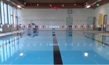 Spielerisch Schwimmen lernen in kleinen Gruppen und familiärer Atmosphäre. In Unkel finden unsere Schwimmkurse im Hallenbad Unkel statt.