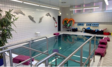 Spielerisch Schwimmen lernen in kleinen Gruppen und familiärer Atmosphäre. In Viersen finden unsere Schwimmkurse in der LVR Klinik statt.