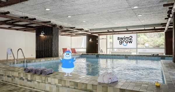 ein großes Hotelschwimmbad mit gemusterten Fließen