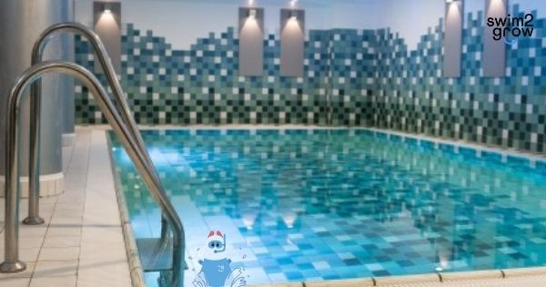 ein Hotelschwimmbad mit blauen Fließen