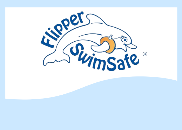 Pro Swim – Der Partner unserer Schwimmschule, "Flipper SwimSafe" Das Logo "SwimSafe" mit einem springenden Delphin, der einen orangenen Schwimmflügel trägt