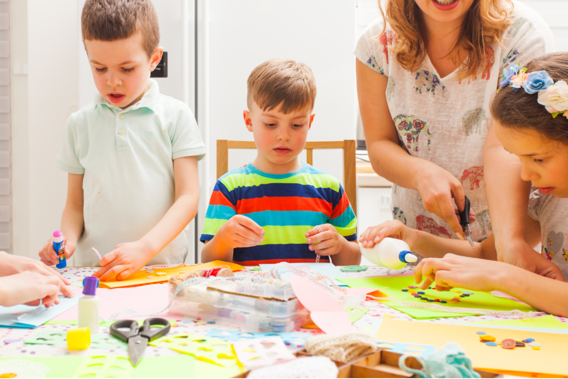Kunst drei Kinder und ein Erwachsener basteln
