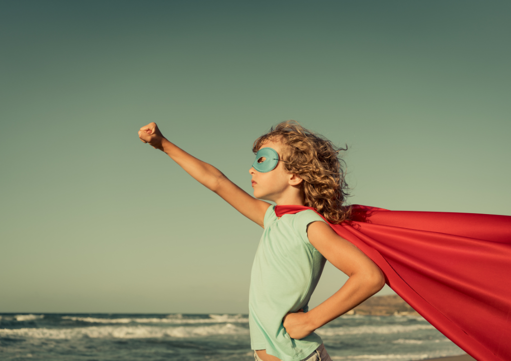 Resilienz bei Kindern ein Junge im Supermankostüm