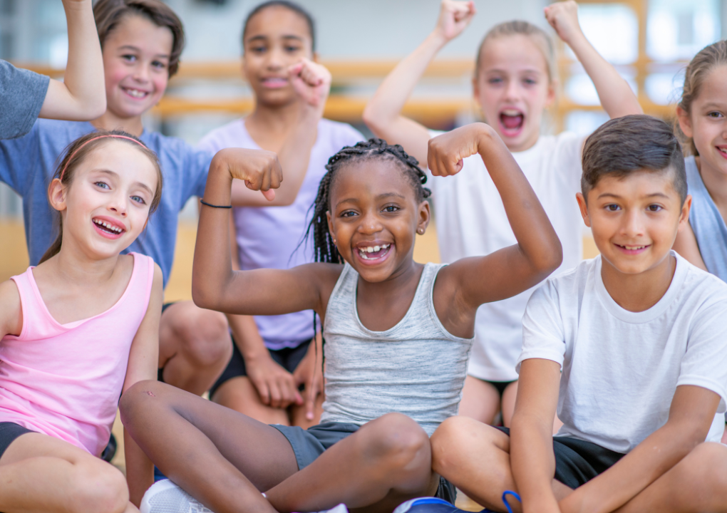 Gemeinsam sind wir stark Starke Kinder sitzen auf dem Boden und lächeln