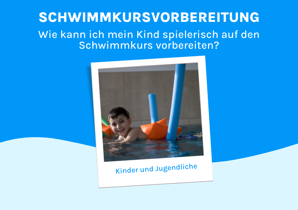 Kind mit zwei Schwimmnudeln im Wasser