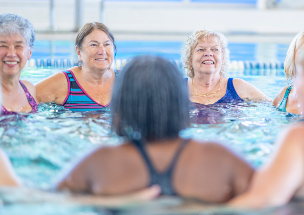 5 Frauen beim Aquafitness im Wasser