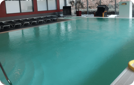 Schwimmbecken im Fletcher Hotel