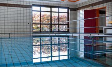 ein Lehrschwimmbecken mit großer Fensterfront