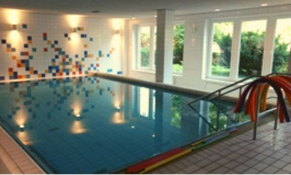 ein Schwimmbecken mit ansprechendem bunten Design