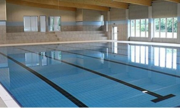 Das Schwimmbecken in Dieburg für die Kurse unserer Schwimmschule ein großes Schwimmbecken sowie eine Zuschauertribüne