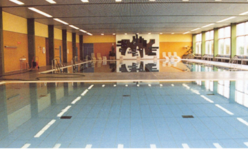 ein großes Lehrschwimmbecken sowie ein 25 Meter langes Schwimmerbecken