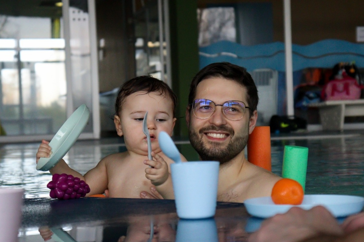 Papa und Baby spielen Tischlein Deck dich