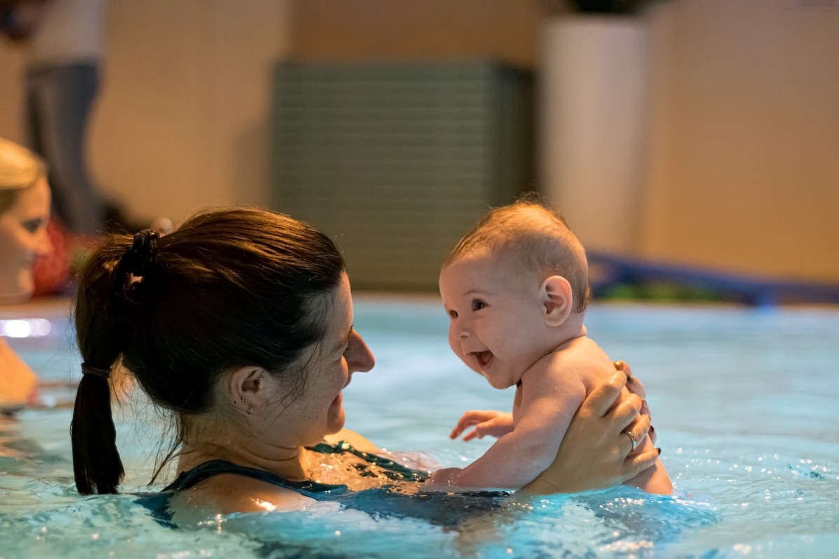 ein Baby hat mit Mama Spaß im Wasser