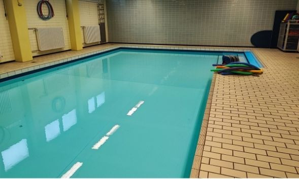 ein großes Lehrschwimmbecken mit Schwimmmaterial