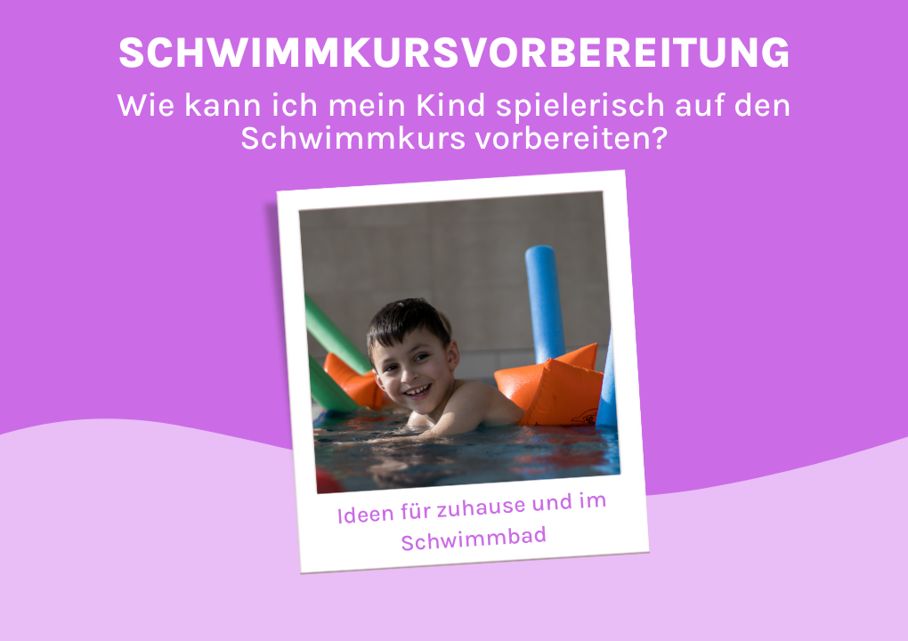 Kind mit zwei Schwimmnudeln im Wasser