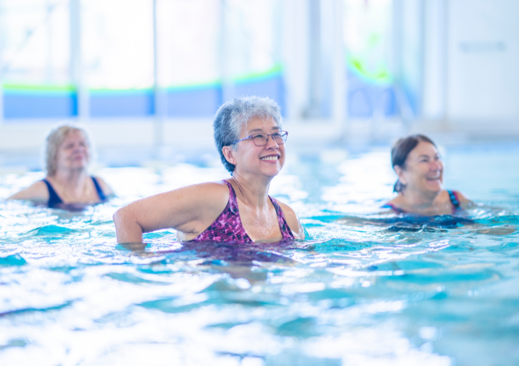 Frau mit asiatischem Aussehen hat Spaß im Wasser