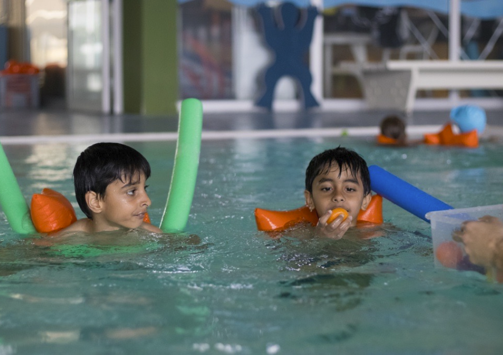 zwei Jungen im Schwimmbad