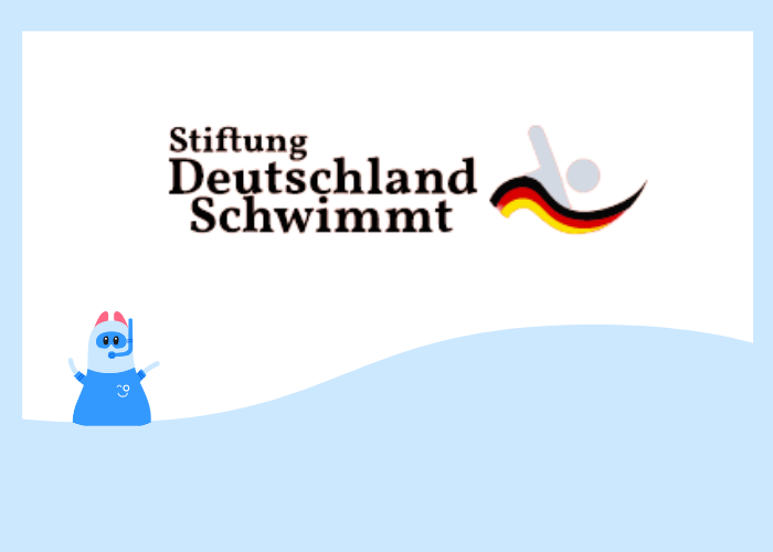 Das Logo "Stiftung Deutschland schwimmt" in schwarzer Schrift inklusive eines grauen Männchens, das auf einer Welle in deutschen Nationalfarben schwimmt