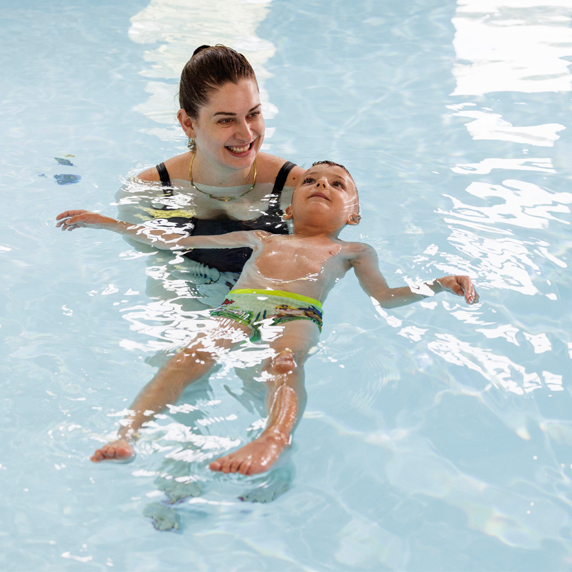 Kind mit Wasserspielzeug in der Badewanne