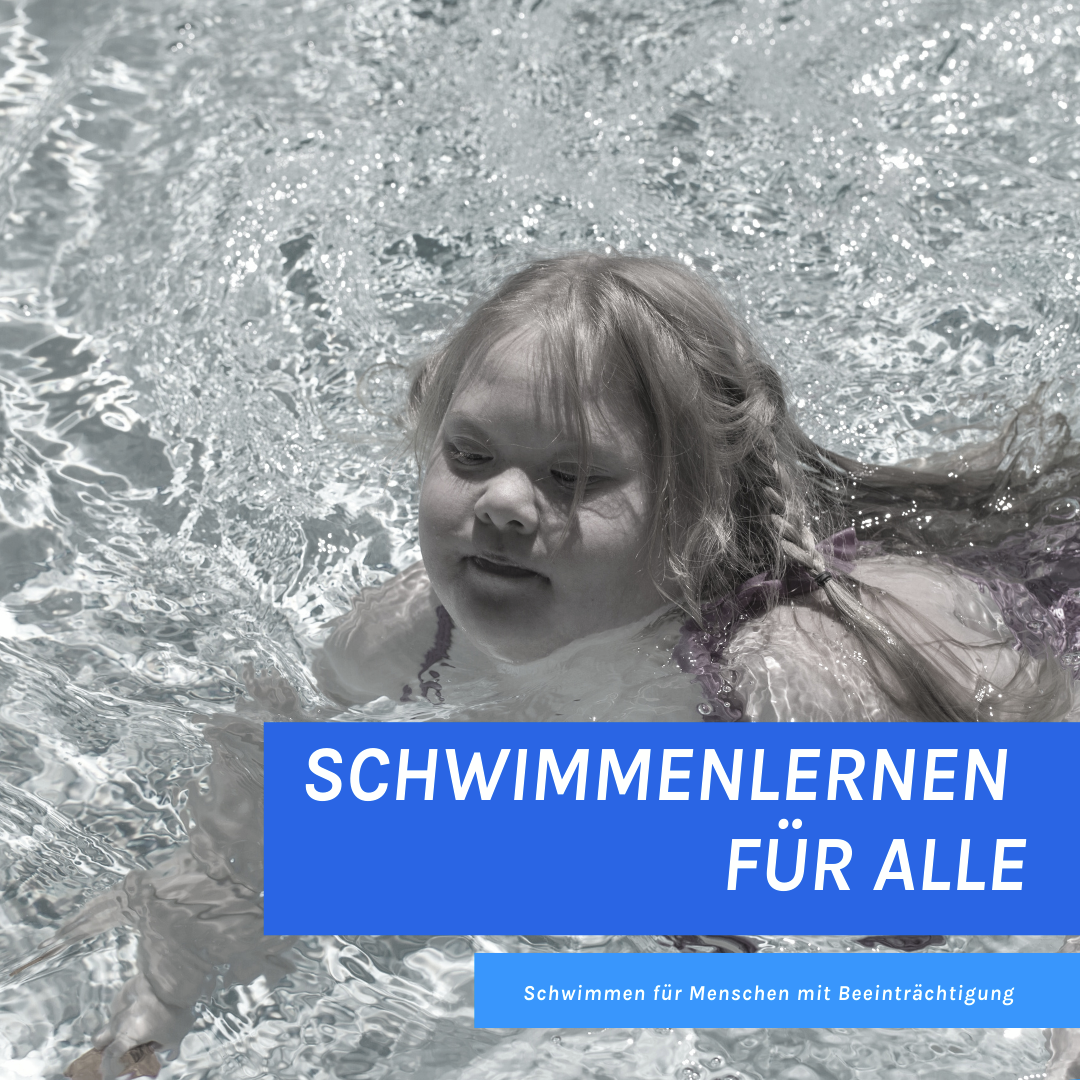 Schwimmen lernen für alle – egal ob mit oder ohne Beeinträchtigung Schwarz-weiß Foto; ein Mädchen mit Trisomie 21 schwimmt im Wasser