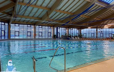 ein großes Becken mit Schwimmleinen und Treppe im Cuppamare in Kuppenheim