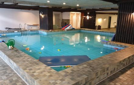Schwimmbecken im Leoso Hotel, im Becken ist alles bereit für den Unterricht, Schwimmatte, Spieltiere, Gießkanne - alles dabei!