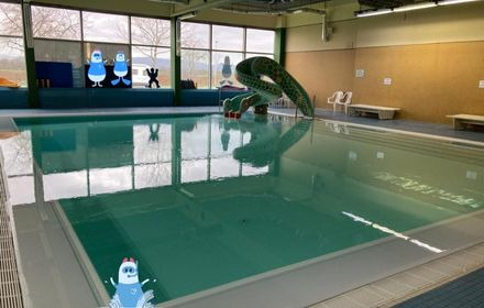 Lehrschwimmbecken des Hallenbades in Ilvesheim, im Hintergrund eine Rutsche