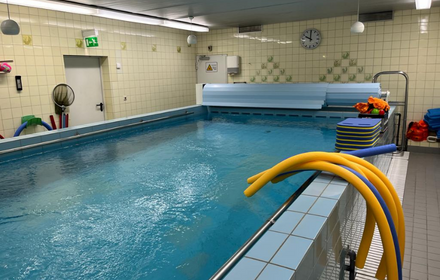 Schwimmbecken mit gelben Nudeln und Schwimmbrettern