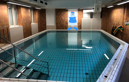 Schwimmbecken des St. Josef Krankenhauses in Essen mit einer Leiter am linken Beckenrand zum Einstieg