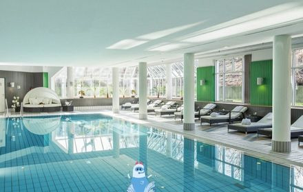 ein helles Schwimmbad im Hotel