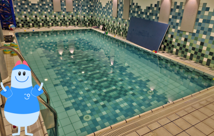 In der Mitte das Schwimmbecken, am Rand fertig für den Unterricht aufgebaut, bunte Nudeln und Schwimmbretter