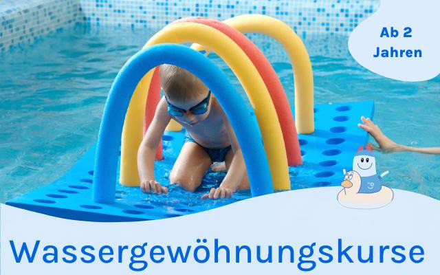 Kind krabbelt auf Luftmatratze