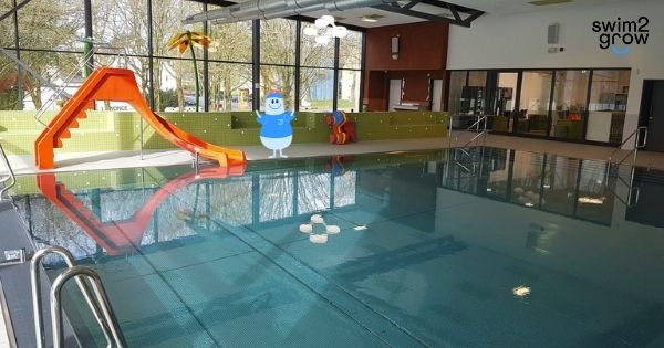 Das Familienbad Vogelsang in Solingen für die Schwimmkurse unserer Schwimmschule ein Schwimmbecken mit Rutsche und Babybecken im Hintergrund