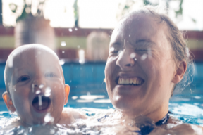 Unsere Eltern haben beim Babyschwimmen viel Spaß mit ihrem Baby im Wasser Mama und Baby, welche gemeinsam Spaß m Wasser haben