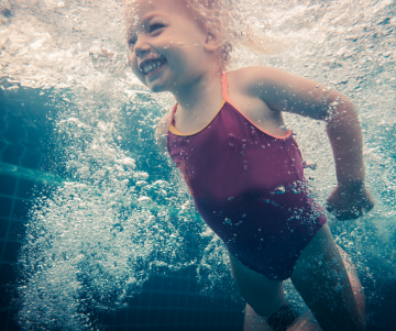 Eure Kinder von 2-4 Jahren sind bei der Wassergewöhnung genau richtig ein Kleinkind unter Wasser, welches lächelt