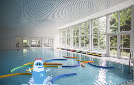 ein helles Schwimmbecken in der Rehaklinik Heidelberg