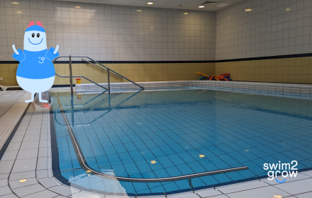 ein helles Schwimmbad im Joho Wiesbaden