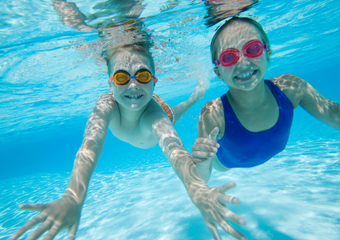 mama und baby im wasser- beide schauen sich an